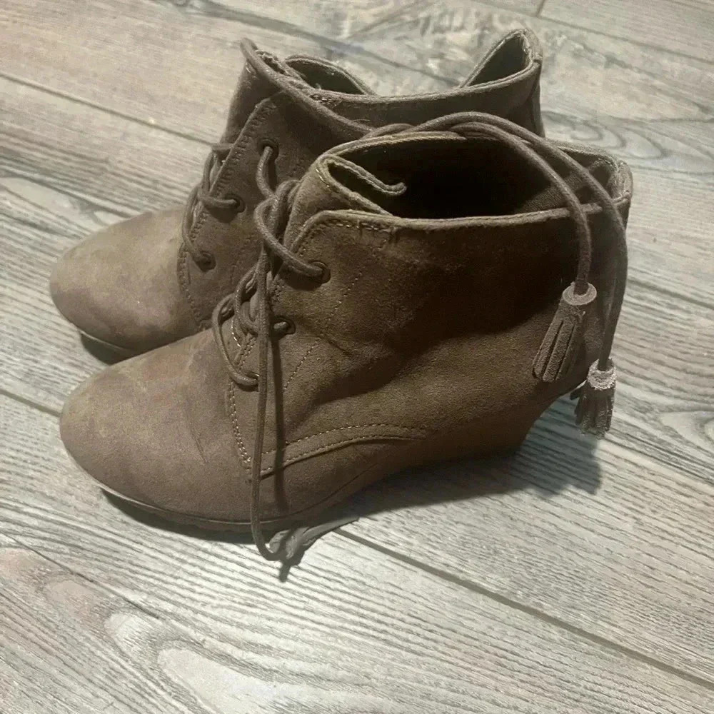 Mia size 6 brown suede booties